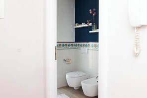 Sèche-cheveux, serviettes fournies, savon, papier toilette