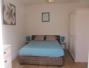 2 bedrooms, iron/ironing board, WiFi