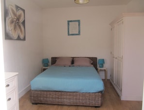 2 bedrooms, iron/ironing board, WiFi