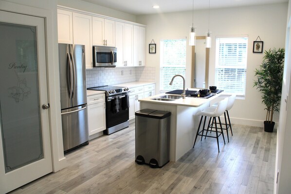 Mikrowelle, Ofen, Herdplatte, Geschirrspüler