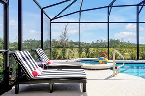 Utomhuspool och uppvärmd pool