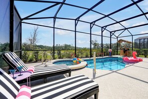 Een buitenzwembad en een verwarmd zwembad