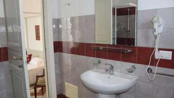 Suihku, hiustenkuivaaja, bidee, pyyhkeet