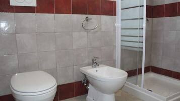 Douche, sĂšche-cheveux, bidet, serviettes fournies