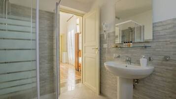 Suihku, hiustenkuivaaja, bidee, pyyhkeet