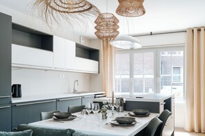 Køleskab, mikrobølgeovn, ovn, kogeplade