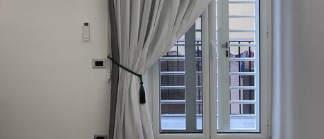 1 dormitorio, escritorio, wifi gratis y ropa de cama