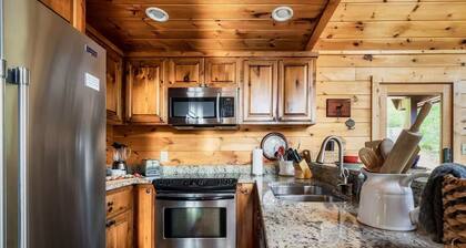 Views - Game Room - Hot Tub - EV Charger - Convenient Location Downtown/ Aska