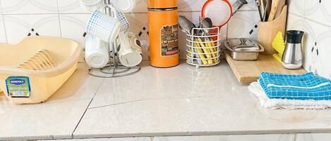 Appartement Familial, vue ville | Cuisine privée | Réfrigérateur, micro-ondes, batterie de cuisine, vaisselle et ustensiles