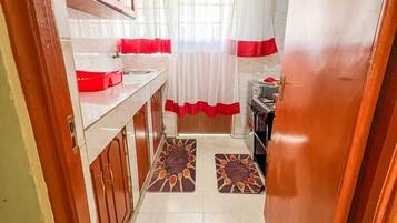 Apartemen Klasik, pemandangan kota | Dapur pribadi | Lemari es, microwave, dan peralatan masak/sendok-piring