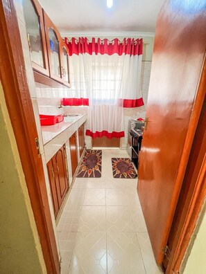 Klassiek appartement, uitzicht op de stad | Privékeuken | Een koelkast, een microgolfoven, kookgerei, borden en bestek