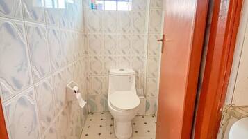 Apartemen Klasik, pemandangan kota | Kamar mandi | Shower, sandal, handuk, dan sabun