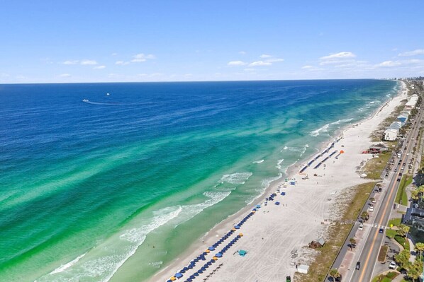 بالقرب من الشاطئ