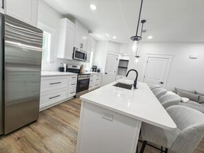 Réfrigérateur, micro-ondes, four, plaque de cuisson