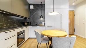 Appartement Deluxe, 1 chambre, coin cuisine, vue ville | Restauration dans la chambre