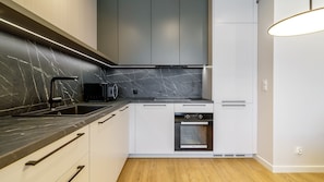 Appartement Deluxe, 1 chambre, coin cuisine, vue ville | Coin cuisine privé | Grand réfrigérateur, micro-ondes, four, plaque de cuisson