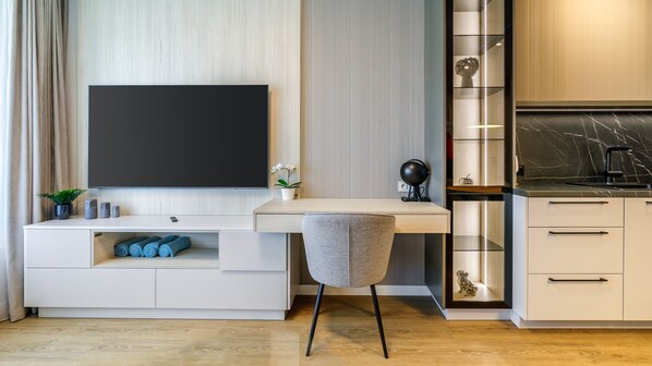 Deluxe-lejlighed - 1 soveværelse - tekøkken - byudsigt | Stue | 55-centimeters smart-tv med digitale kanaler, Netflix