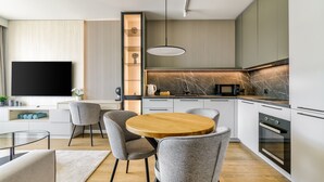 Leilighet – deluxe, 1 soverom, tekjøkken, byutsikt | Oppholdsrom