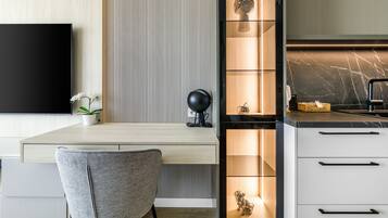 Departamento Deluxe, 1 habitación, cocineta, vista a la ciudad | Centro de negocios en la habitación