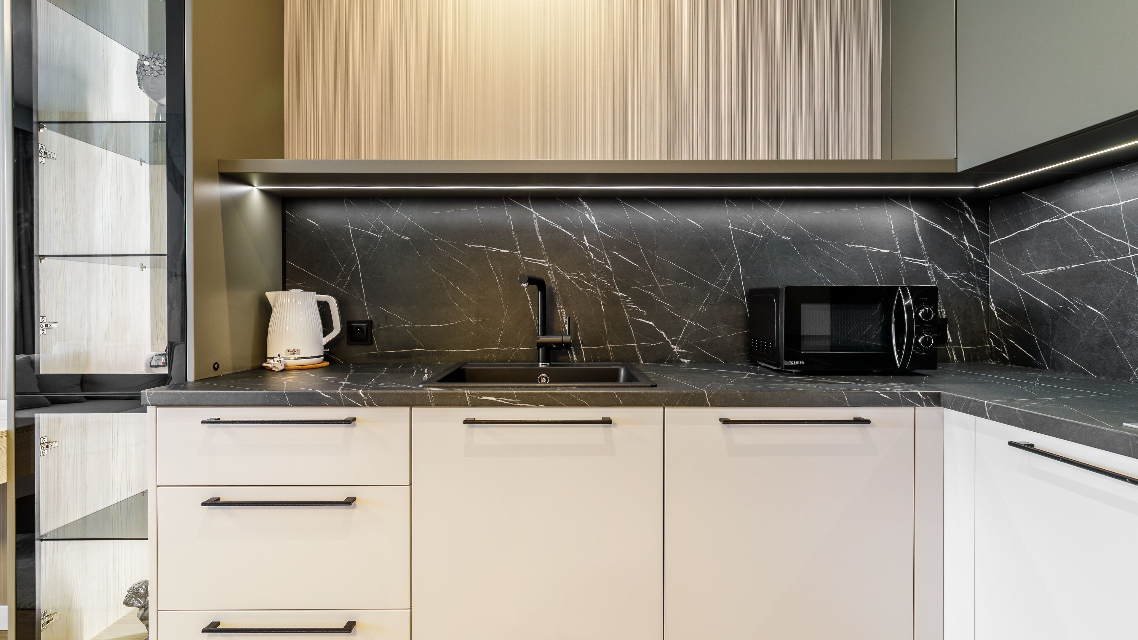 Deluxe Apartment, 1 Bedroom, Kitchenette, City View | Private kitchenette | Full-sized fridge, microwave, oven, stovetop