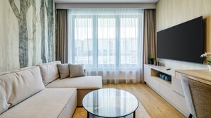 Leilighet – deluxe, 1 soverom, tekjøkken, byutsikt | Oppholdsrom | En 55-centimeters smart-TV med digitale kanaler samt Netflix