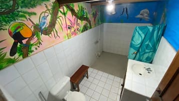 Dormitorio compartido económico, vista a la playa | Baño | Regadera, toallas, jabón, shampoo