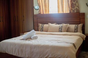 3 bedrooms, desk, iron/ironing board, free WiFi