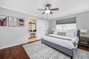 3 chambres, bureau, fer et planche à repasser, lit de bébé portatif