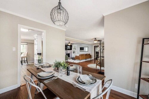 Spacious Family Home | Sleeps 8 · Garage