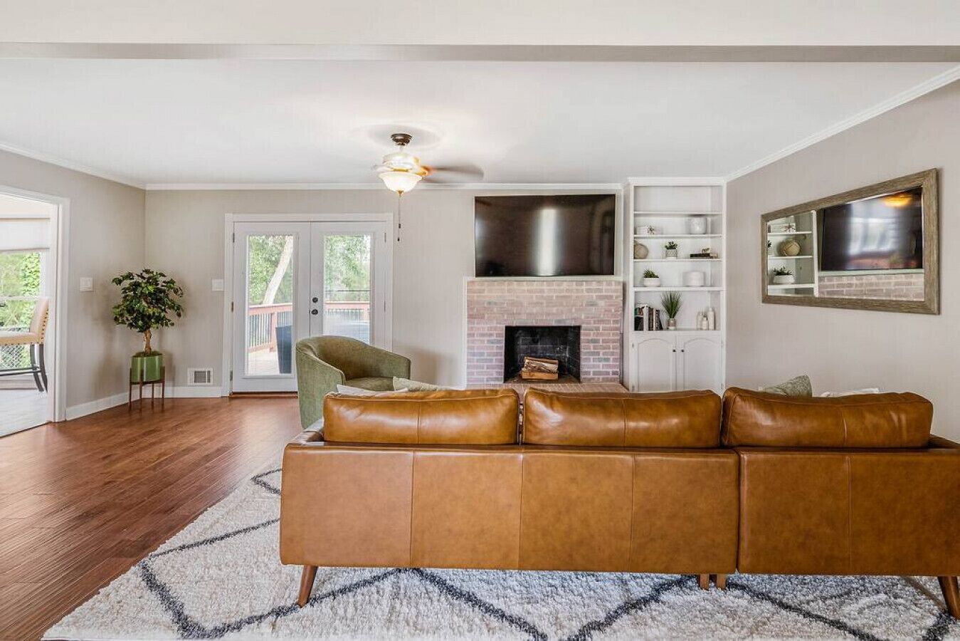 Smart TV, fireplace