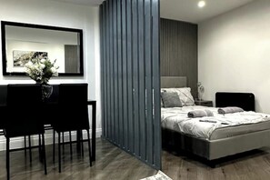 1 habitación, tabla de planchar con plancha, cuna de viaje y wifi 