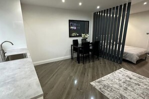 1 habitación, tabla de planchar con plancha, cuna de viaje y wifi 