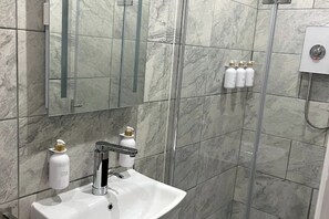 Douche, serviettes fournies, savon, papier toilette