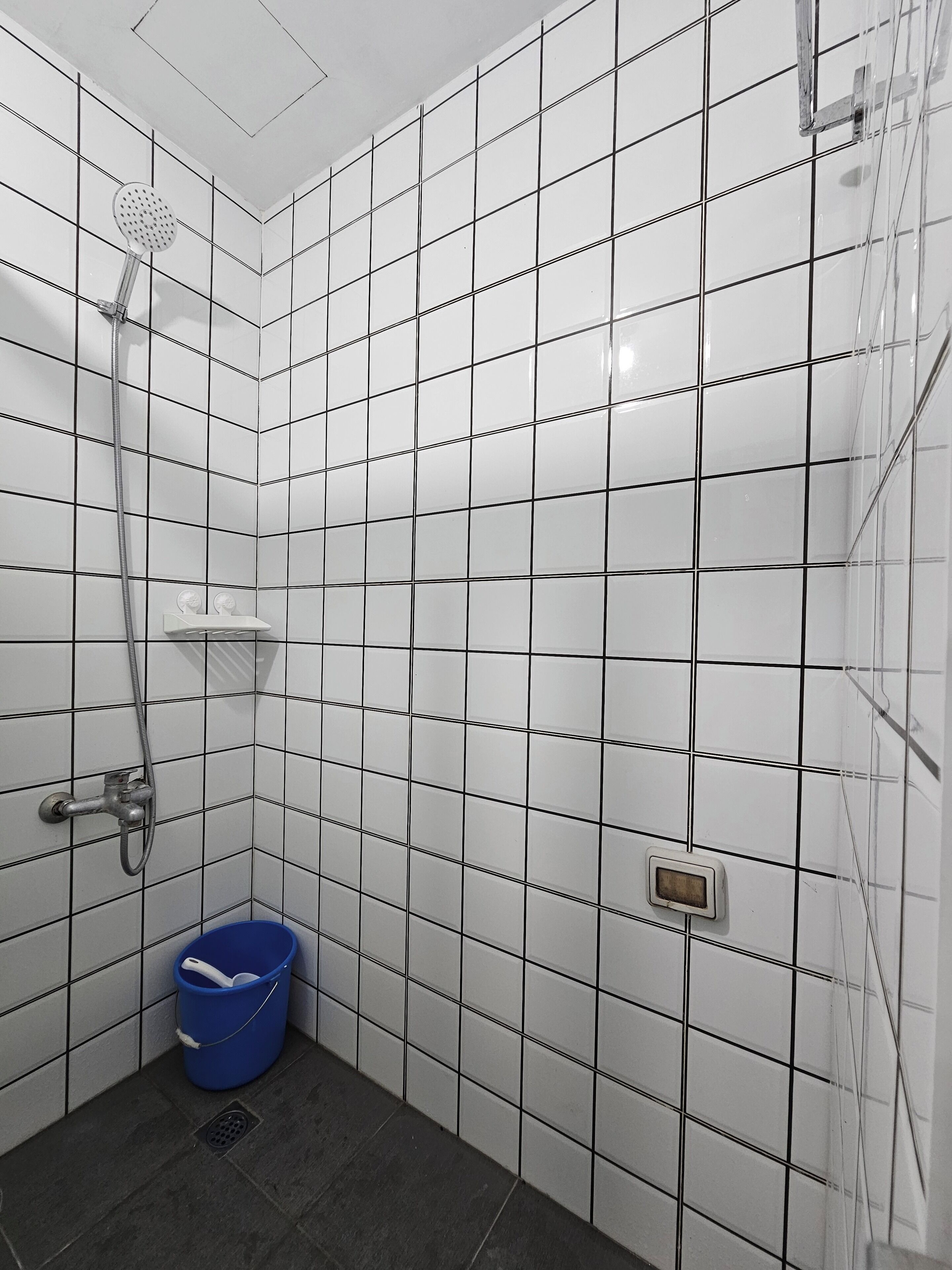 ヘアドライヤー、タオル、石鹸、トイレットペーパー