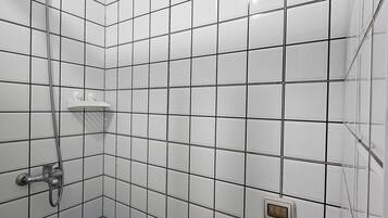 ヘアドライヤー、タオル、石鹸、トイレットペーパー