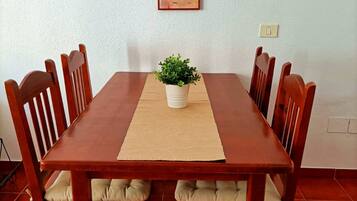 Apartment, 1 Bedroom, Balcony, Garden View | Dining