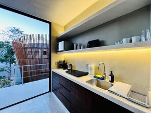 Kühlschrank, Mikrowelle, Herdplatte, Kochgeschirr/Geschirr/Besteck