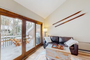 Televisión y chimenea 