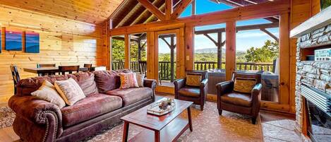 智能电视、壁炉、DVD 播放器、桌上足球