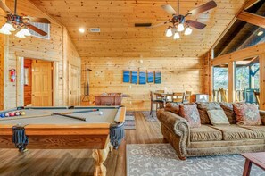 Games room - Sawmill Lodge: Hot Tub, Theater, Putt Putt & Views (Sevierville)