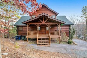 Exterior - Sawmill Lodge: Hot Tub, Theater, Putt Putt & Views (Sevierville)