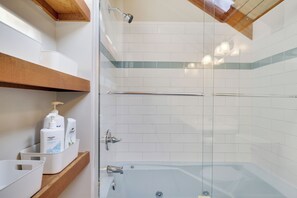 Dusche, Whirlpool, Haartrockner, Handtücher