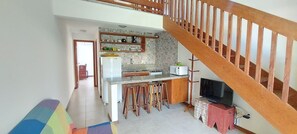 Refrigerador, microondas, horno y cafetera y tetera 
