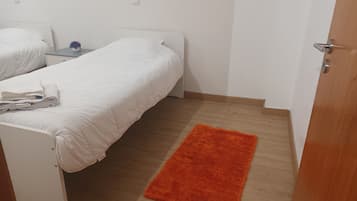 2 habitaciones, tabla de planchar con plancha, wifi y ropa de cama