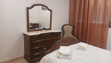 2 slaapkamers, een strijkplank/strijkijzer, wifi, beddengoed