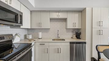 Condo Deluxe, balcón, vista a la ciudad | Cocina privada | Cafetera y tetera, tostadora, licuadora y toallas de papel