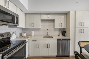 Condo Deluxe, balcón, vista a la ciudad | Cocina privada | Cafetera y tetera, tostadora, licuadora y toallas de papel