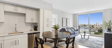 デラックス コンドミニアム バルコニー シティビュー | 専用キッチン | コーヒー / ティーメーカー、トースター、ミキサー、ペーパータオル