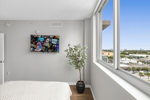 Condo Deluxe, balcón, vista a la ciudad | Ropa de cama de alta calidad y tabla de planchar con plancha