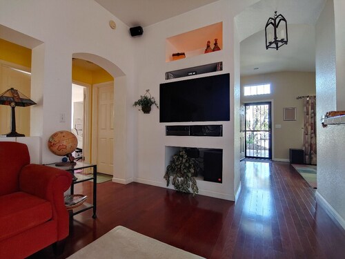 Well Appointed 2 Bedroom with Home Office in Elk Grove